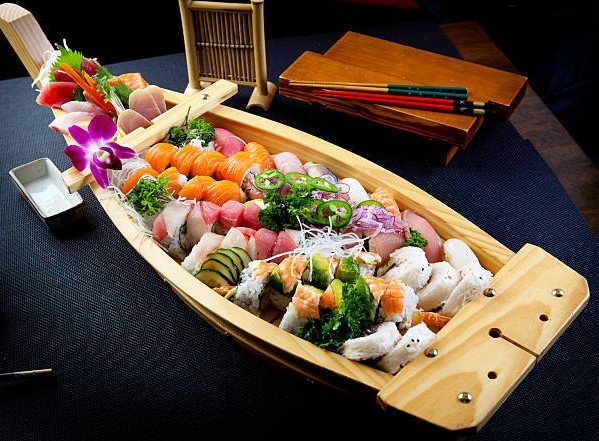 Titanic Sushi Boat 5/ 6 (Enkle Rolls)-120st