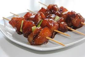 Yakitori pork met rijst en zweeir salade (4 st/6 st)€ 7.00